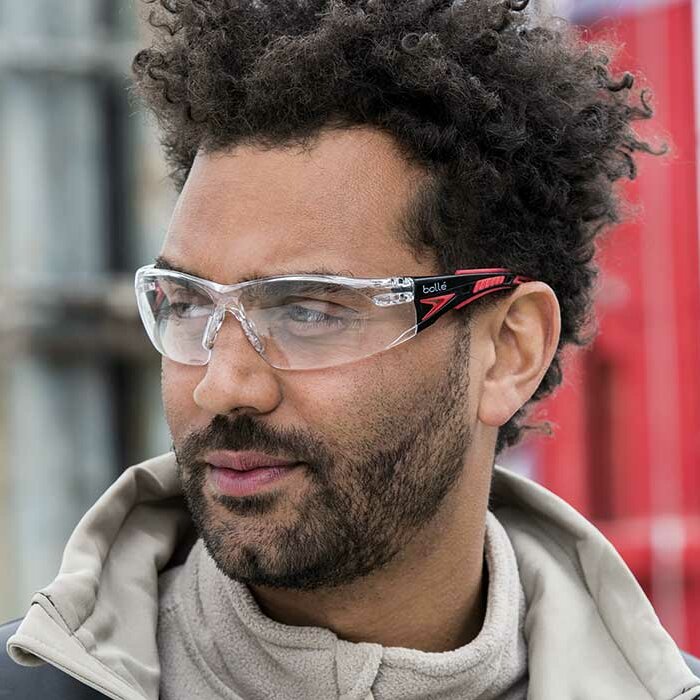Blick auf eine Augenschutzbrille, welche von einem Mann getragen wird.