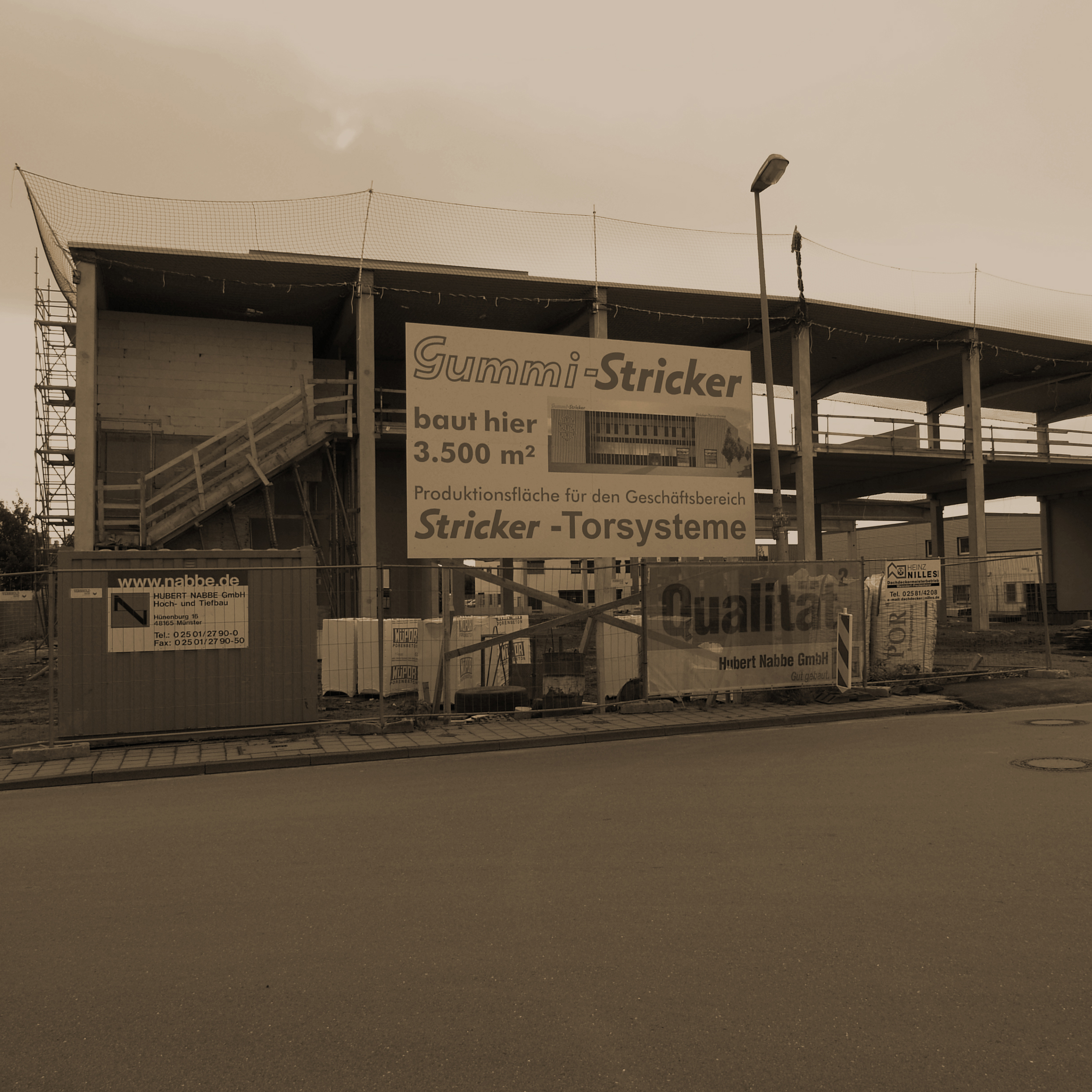 Das Bild zeigt den Rohbau des Produktionsgebäudes der Firma Stricker an der Rudolf-Diesel-Straße im Jahre 2009