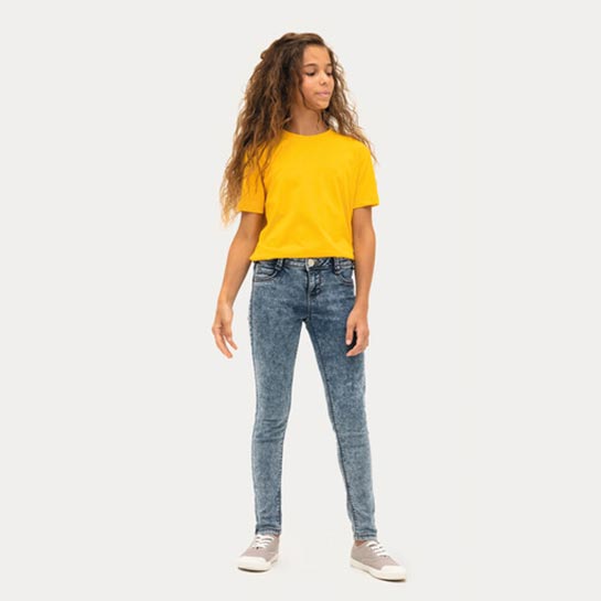 Blick auf ein Kind mit einem gelben T-Shirt.