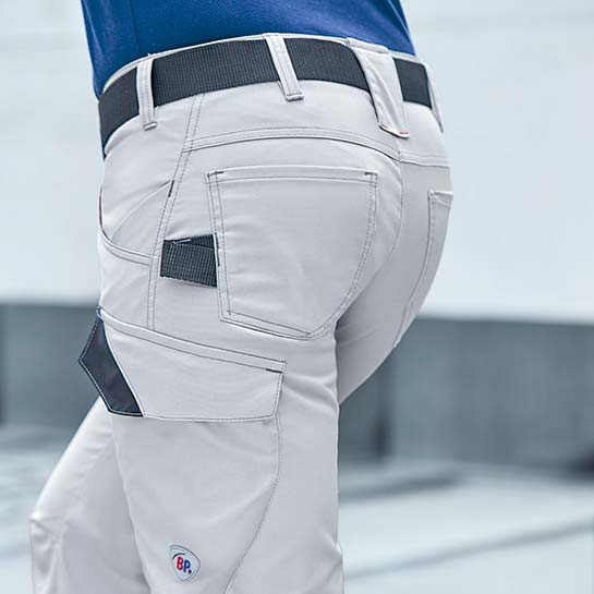 Blick auf eine weiße Hose, die von einer Person getragen wird und von hinten fotografiert wurde.