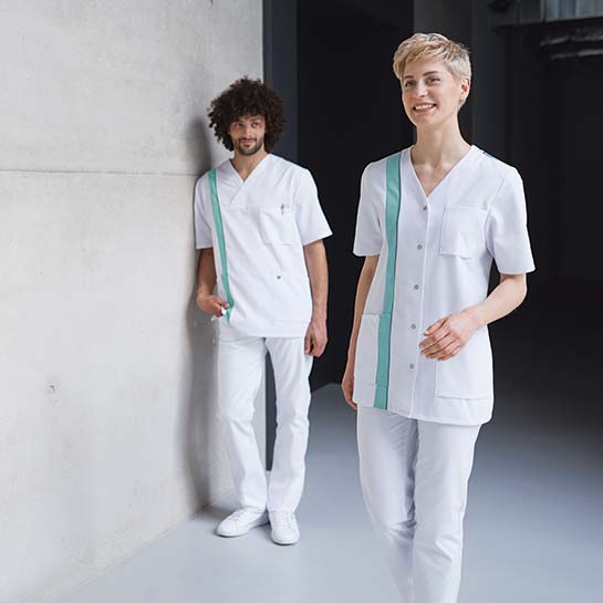Blick auf eine Ärztin und einen Arzt, welche Weißbekleidung als Arbeitskleidung tragen.