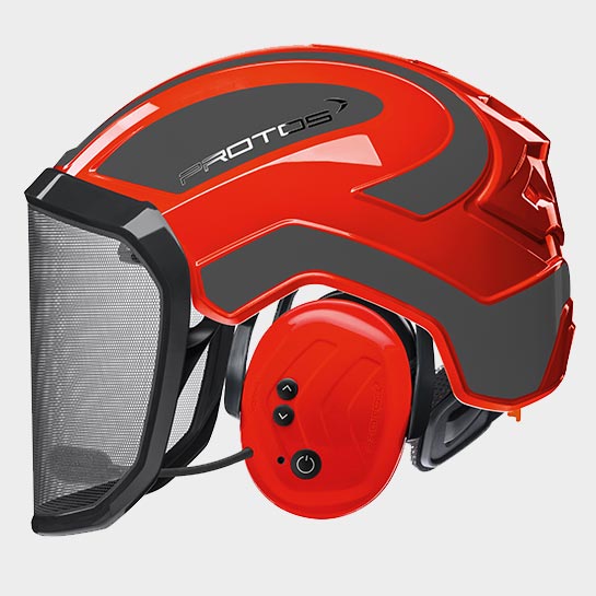 Blick auf einen Kopfschutz in rot und mit Abschirmung am Helm.