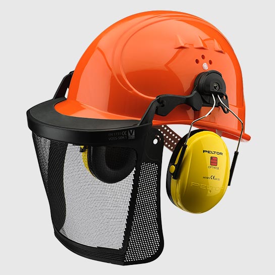 Blick auf einen Kopfschutz in orange und mit Abschirmung am Helm.