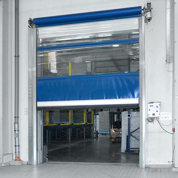 Ein besonders großes, blaues Schnelllauftor als Eingang in eine Lagerhalle.